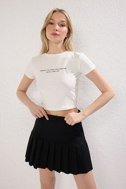 TRENDYOLMILLA Ekru Slogan Bask?l? Crop Fitted/Vucuda Oturan Orme T-Shirt TWOSS25TS00037