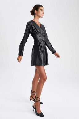 Мини-платье из искусственной кожи с V-образным вырезом и длинными рукавами - Defacto фото 5