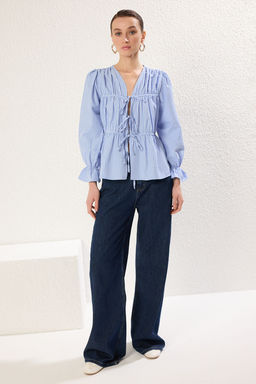 Trendyolmilla Mavi Kareli V Yaka Onu Baglama Detayl? Dokuma Bluz TWOSS25BZ00349 фото 2