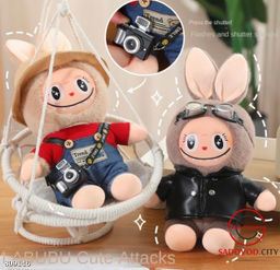 Лабубу в одежде с камерой.