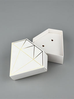 Цена за 5 шт. Коробка подарочная под бижутерию «Белая, тиснение», 10×9×3.5 см