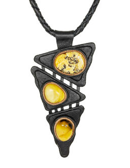 Тройное колье из кожи Амазонка с пейзажным янтарём