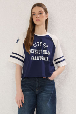 TRENDYOLMILLA Ekru %100 Pamuk Renk Bloklu Slogan Bask?l? Relaxed Crop Orme T-Shirt TWOSS25TS00067  фото 7