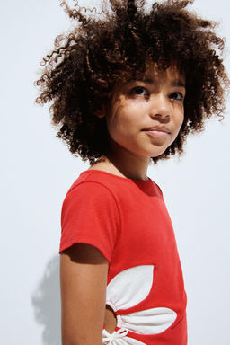 CAMISETA CUT OUT FLOR / Rojo