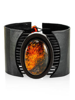 Широкий кожаный браслет с овальной вставкой из натурального сверкающего янтаря Амазонка