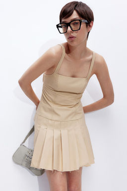 Vestido con falda tableada y espalda escotada