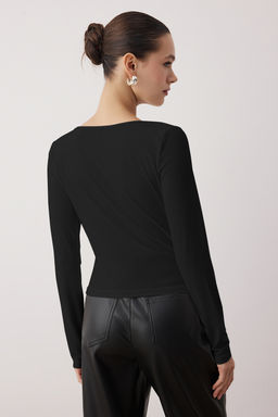 Siyah Asimetrik Yaka Detayl? Vucuda Oturan Esnek Orme Bluz TWOAW26BZ00117