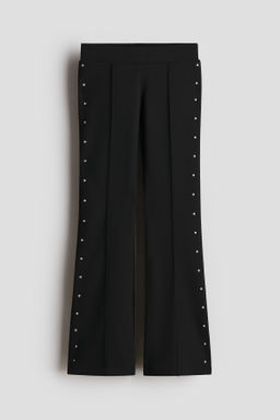 Leggings acampanados con tachuelas