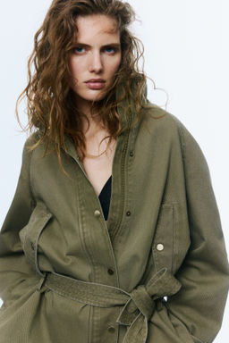 Chaqueta en sarga de algod?n con cintur?n - H&m фото 6