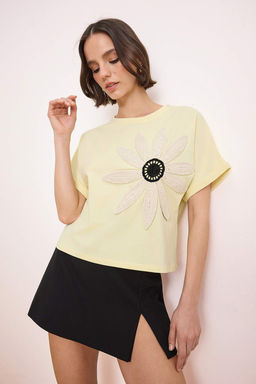 Ac?k Sar? Cicek Nak?sl? Regular/Normal Kal?p Orme T-Shirt TWOSS26TS00222 - Trendyolmilla фото 2