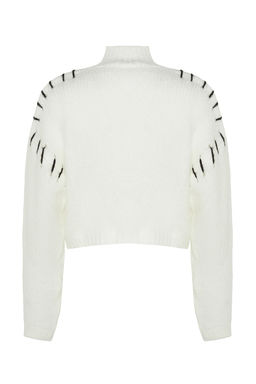 Ekru Yumusak Dokulu Genis Kal?p Iplik Detayl? Crop Triko Kazak TWOAW24KZ00633 - Trendyolmilla фото 8