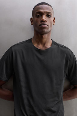 PERFORATED TECHNICAL T-SHIRT - Zara фото 5