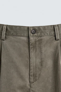 BERMUDA REGULAR FIT PLIEGUES / VERDE
