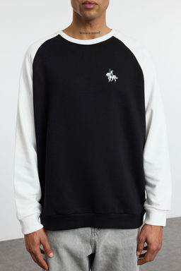 TRENDYOL MAN Siyah Oversize/Genis Kesim Reglan Kol Bask? Detayl? Renk Bloklu Sweatshirt TMNAW25SW00090 - Trendyolmilla фото 3
