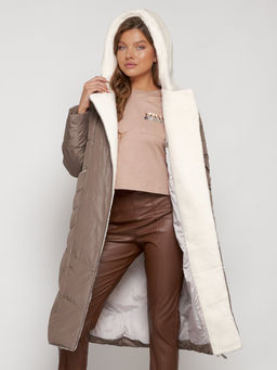 Пальто утепленное с капюшоном зимнее женское коричневого цвета 132255K - Visdeer фото 27