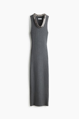 Vestido de canal? con cadena decorativa