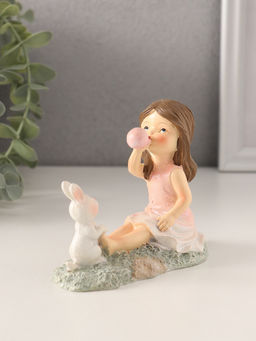 Фигурка полистоун «Малышка надувает шарик, с зайчиком на лужайке», розовый, 10.5×5×9 см
