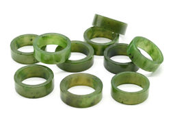 Кольцо из нефрита, ширина 7-8мм, размер 17,5 Радуга камня