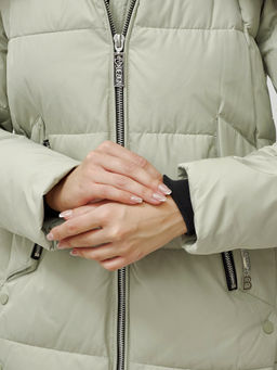 Куртка Бренд Visdeer ПРЕМИУМ КЛАССА зимняя с мехом ЕНОТА светло-зеленого цвета фото 10