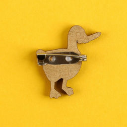 Цена за 2 шт. Значок деревянный Утка с ножом, 2.6?3.1 см