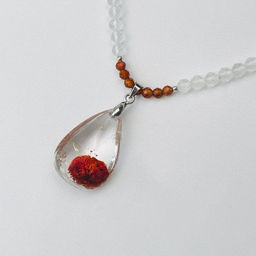 Бусы из Горного Хрусталя и Граната Спессартин с кулоном из Лодолита