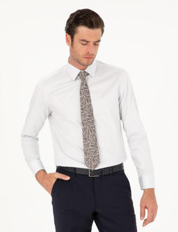 Светло-серая базовая рубашка приталенного кроя с длинным рукавом