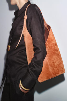 LEATHER MAXI BUCKET BAG WITH HANDLE DETAIL - Zara фото 2