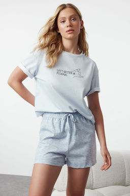 Trendyolmilla Ac?k Mavi Pamuklu Cizgili Slogan Bask?l? Sortlu Orme Pijama Tak?m? THMSS23PT00228  фото 18