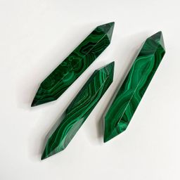 Кристалл двухконечный из Малахита