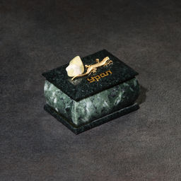 Шкатулка для украшений «Урал» прямоугольная, змеевик, с декоративным камнем, 7.5×5.5×5.5 см