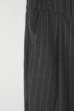 Antrasit Cizgili Pileli Klasik Baggy Fit Kumas Pantolon TMNSS24PL00024