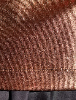 Футболка облегающая из хлопка в рубчик с вырезом лодочка с матовым покрытием металлик