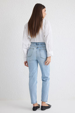 Ac?k Mavi Yuksek Bel Comfort Mom Jeans TWOSS25JE00095 - Trendyolmilla фото 5