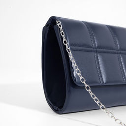 Сумка-клатч женская на магните, с серебристой цепочкой, однотонная, со стёжкой, синяя