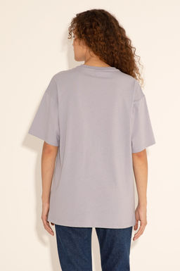 Серая удобная футболка с круглым вырезом Неожиданная скидка в корзине