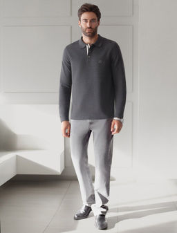 Лонгслив из мягкого фактурного трикотажа с плетеным воротником поло на пуговицах