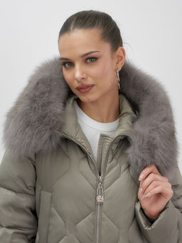 Пальто зимнее утепленное с мехом и капюшоном тренд коричневого цвета 7753K - Visdeer фото 12