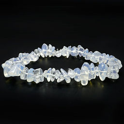 Браслет из камня Лунный камень привлекает энергии удачи и счастья