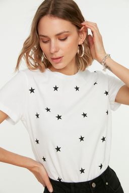 Beyaz %100 Kal?n Pamuklu Y?ld?z Bask?l? Regular/Normal Kal?p Orme T-Shirt TWOSS20TS0757