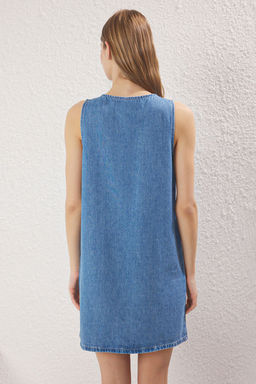 TRENDYOLMILLA Ac?k Mavi Cep Kapak Detayl? V Yaka Mini Denim Elbise TWOSS25EL00741 фото 4