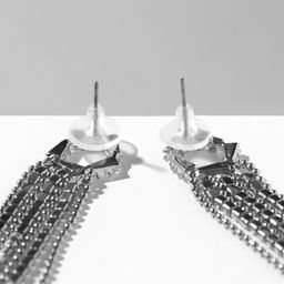 Серьги висячие со стразами Голливуд кольца из прямоугольников, белые в серебре, 19.5 см - Qf фото 3