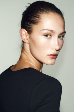 CAMISETA MINIMAL MANGA CORTA / Negro - Zara фото 3