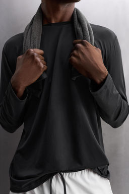 CAMISETA T?CNICA B?SICA MANGA LARGA / Negro - Zara фото 6