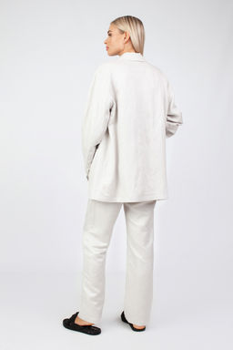 Брюки прямого силуэта. С посадкой на талии. Карманы в боковом шве.