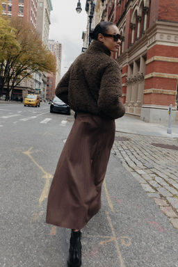 PLEATED FAUX SUEDE MIDI SKIRT WITH BELT - Zara фото 4