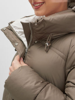 Пальто зимнее утепленное с капюшоном женское коричневого цвета 7747K - Visdeer фото 10