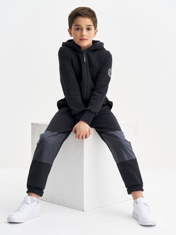 Черный комбинезон с наколенниками для мальчика