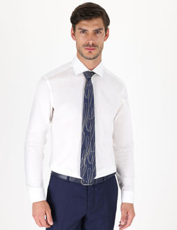 Белая базовая рубашка приталенного кроя с длинным рукавом