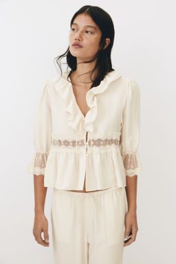 Blusa con detalles de encaje