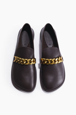 Mocasines con cadena decorativa